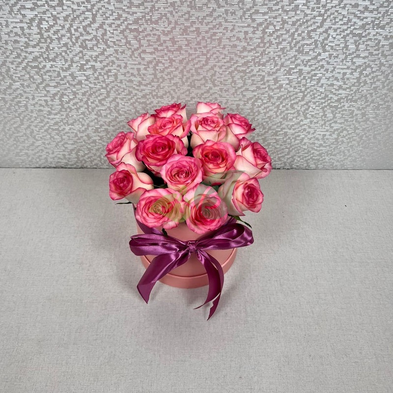 Розы розовые в коробке