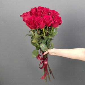 Шикарный букет алых роз Фридом