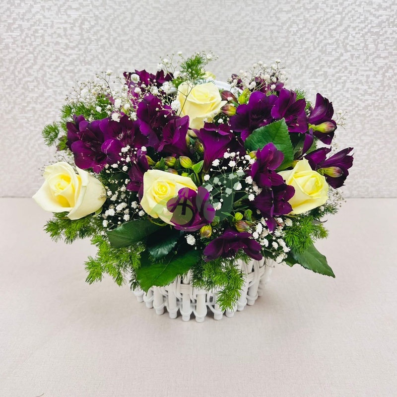 Розы и альстромерии в корзине